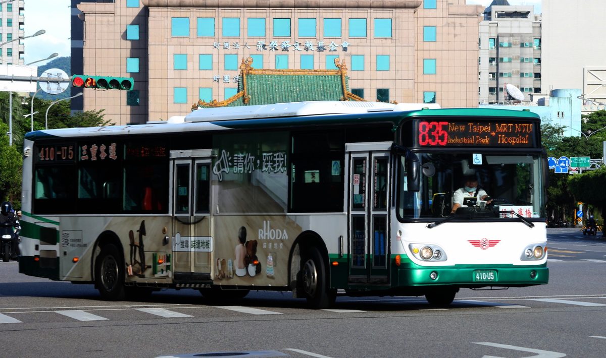 三重客運 835 路公車行駛於台北市凱達格蘭大道，車頭顯示幕寫著 835 與 New Taipei