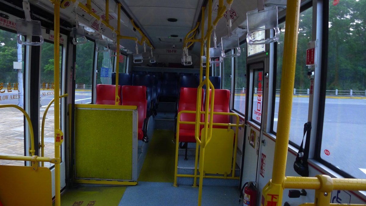 低底盤市區公車的車廂內部，座位與走道空無一人