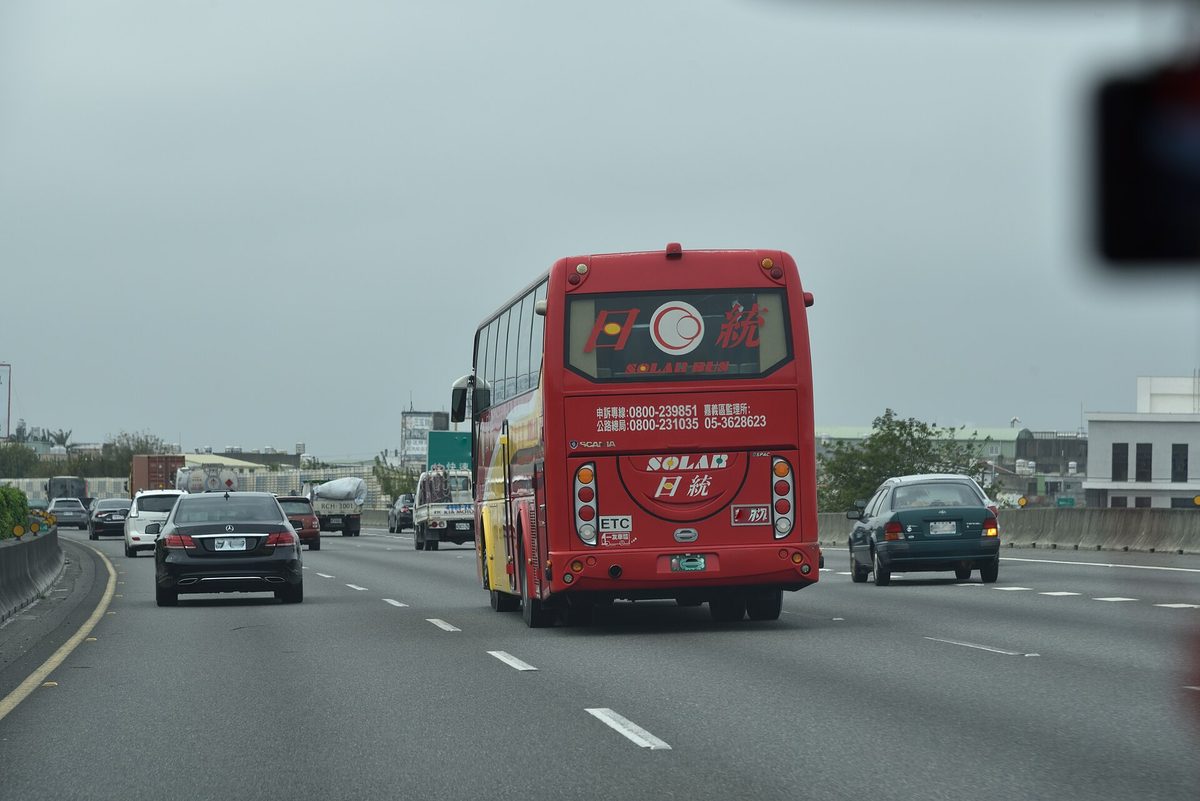 國道上行駛中的紅色國道客運與其他車輛