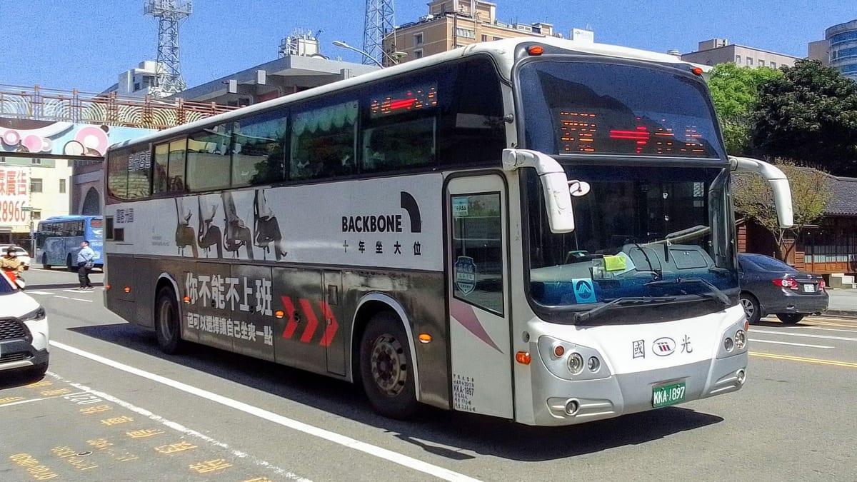 國光客運國道客運車輛行駛於路上