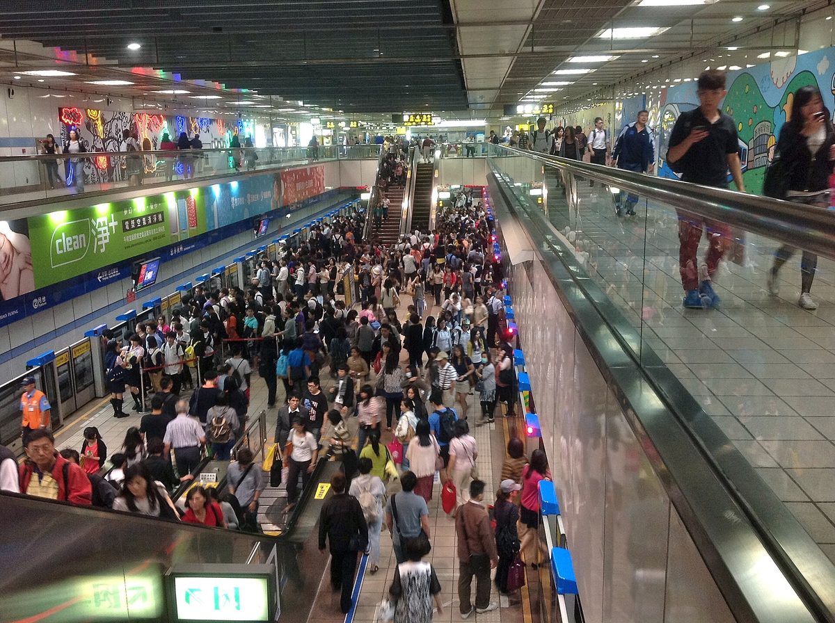 捷運車站通道與電扶梯上擠滿人群