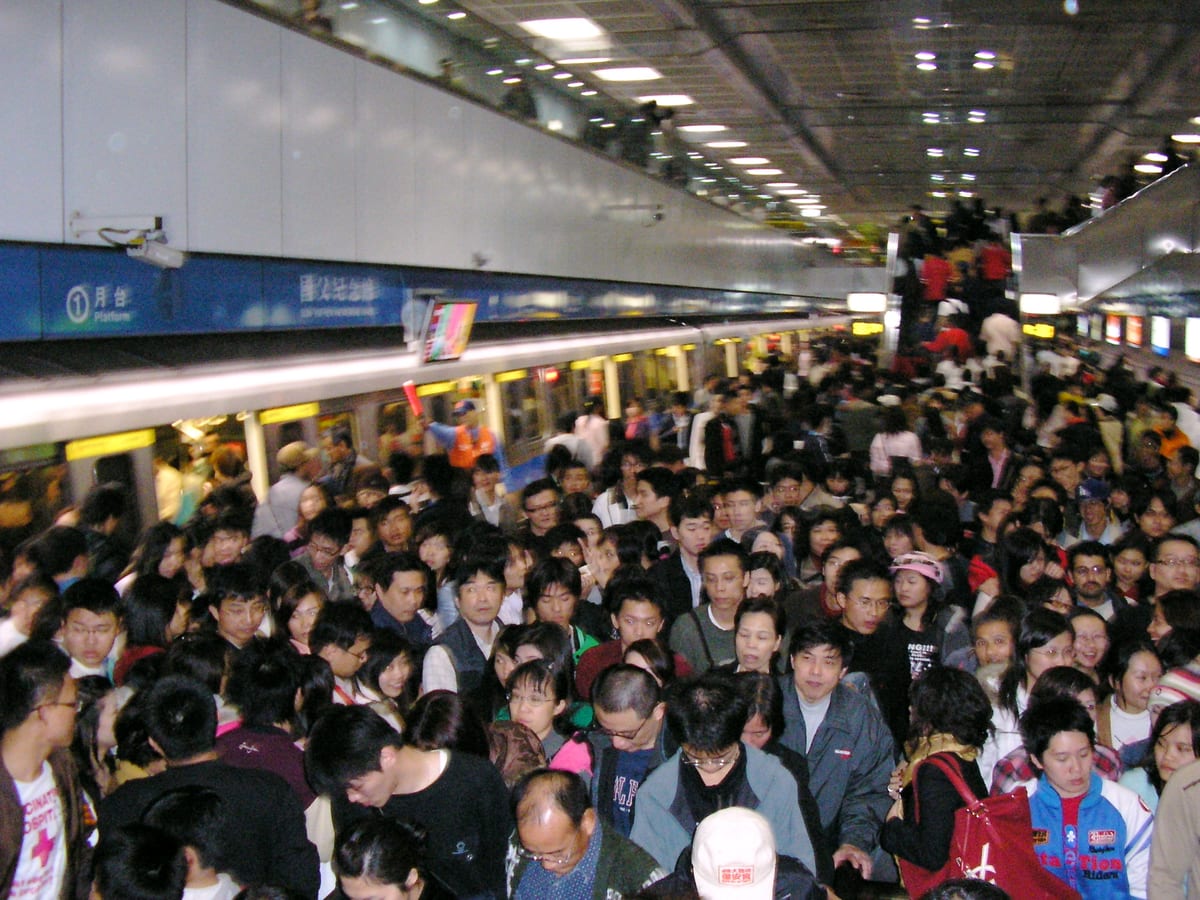 台北捷運國父紀念館站月台擠滿等車人潮