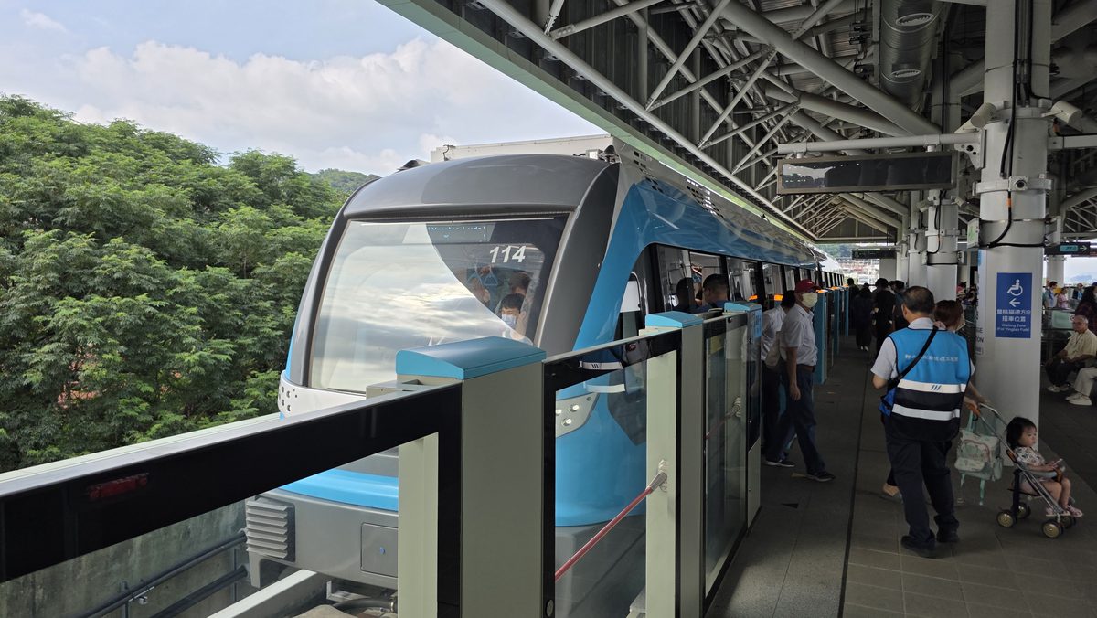 捷運三鶯線列車停靠鶯歌車站月台
