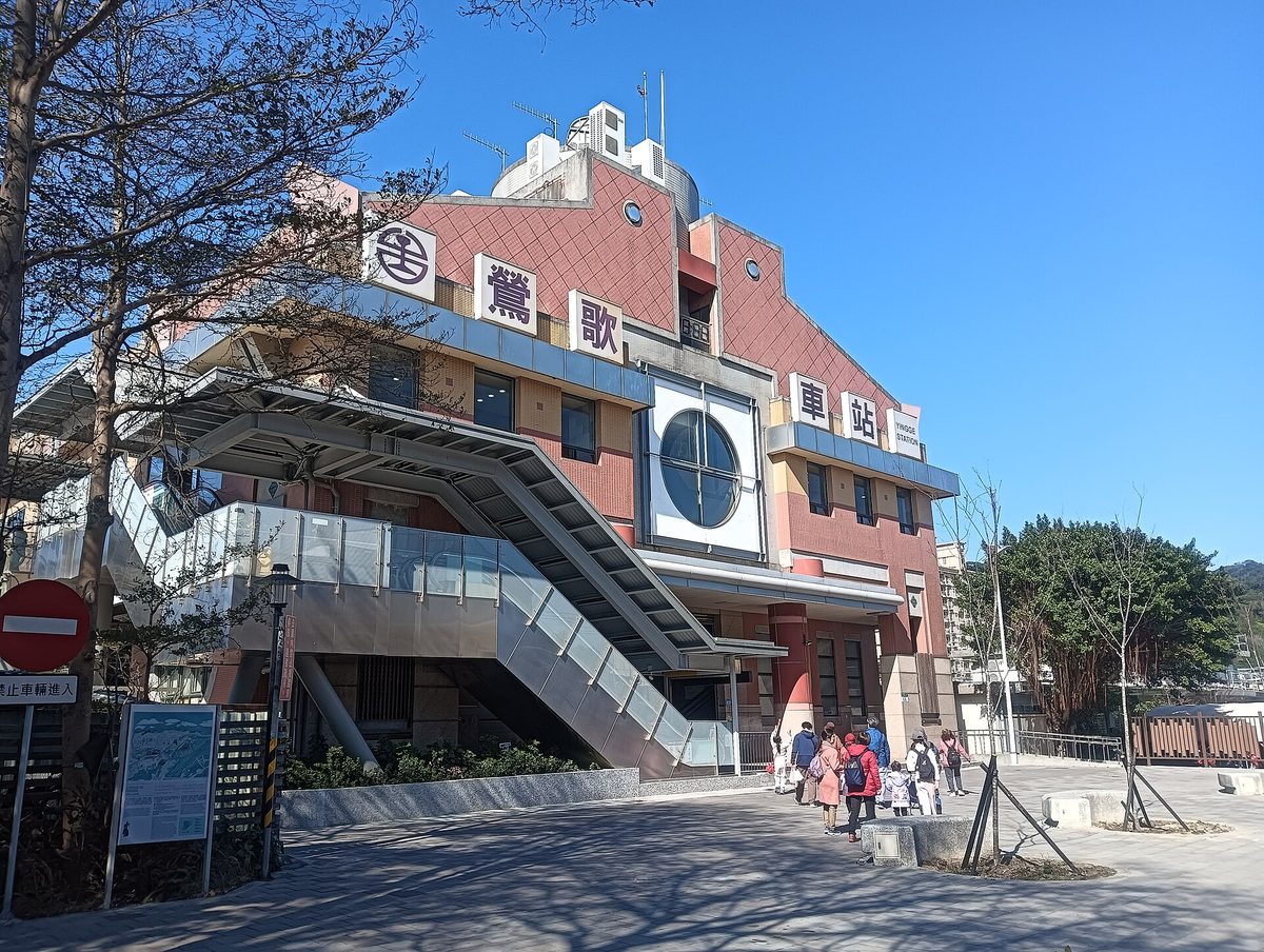 紅磚外觀的車站建築與站前廣場