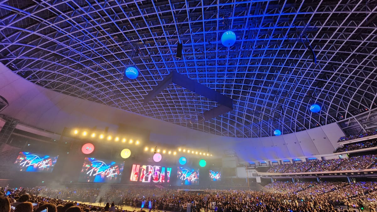 台北大巨蛋演唱會現場，滿場觀眾與舞台燈光