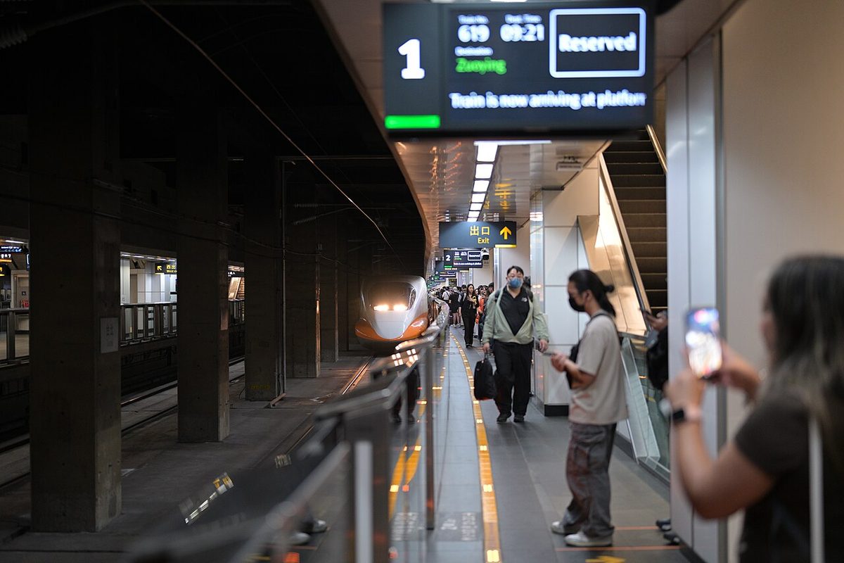 台灣高鐵列車停靠台北車站月台