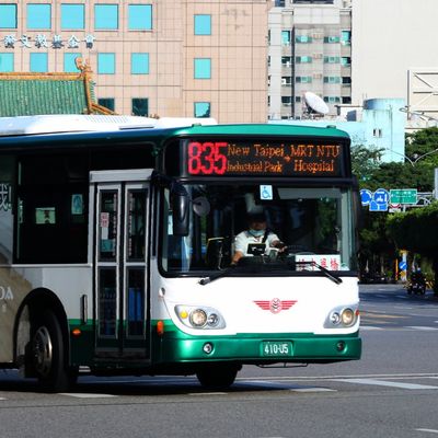三重客運835路公車行駛台北街頭