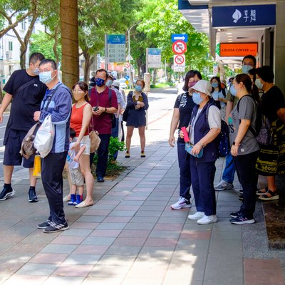 公車站牌前等候的民眾