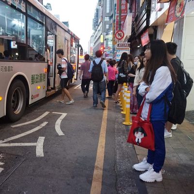 台中臺灣大道公車站牌旁等車的乘客