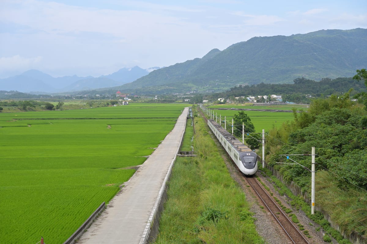 南下的臺鐵 EMU3000 型列車行經花蓮富里