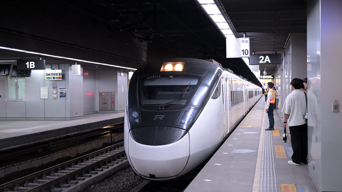台鐵 EMU3000 型新自強號列車進站