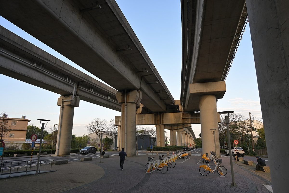 高架橋下方的 YouBike 站點與周邊道路